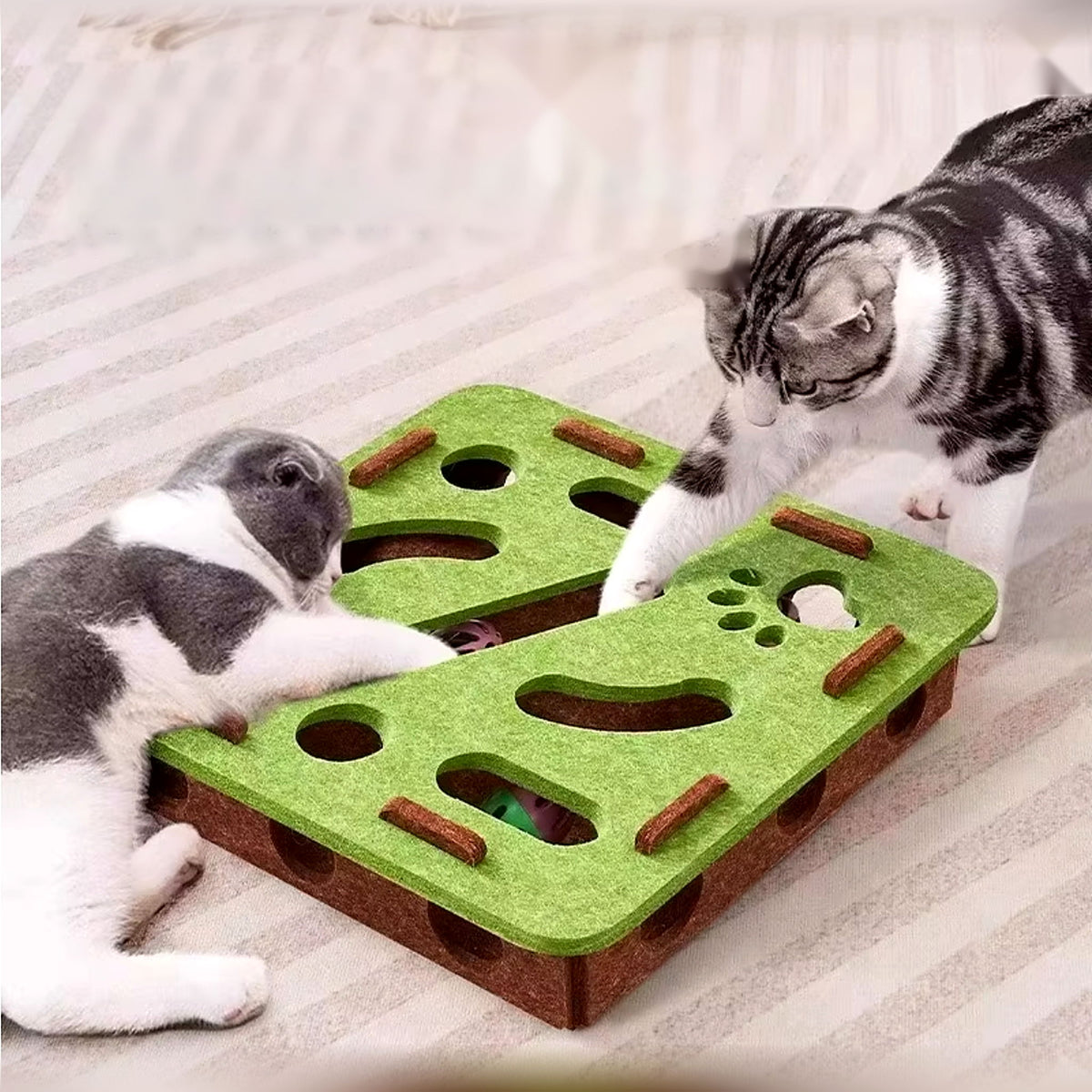 Jouet puzzle en feutre pour chat avec balle cachée – Poil & Co